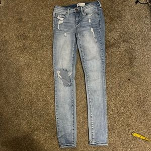 MUDD BRAND JEANS DISTRESSED SIZE. 1.